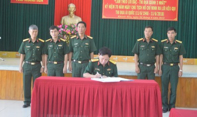 Các cơ quan, đơn vị thuộc BCHQS tỉnh Khánh Hòa ký kết giao ước thi đua.