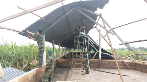 Bộ đội Biên phòng Khánh Hòa giúp dân khắc phục hậu quả cơn bão số 12 năm 2017.
