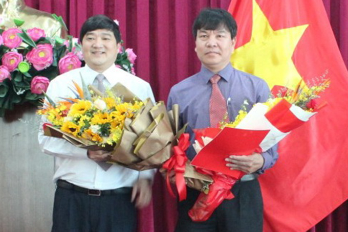 Lãnh đạo Cục Thuế tỉnh trao quyết định bổ nhiệm và tặng hoa chúc mừng ông Nguyễn Văn Thắng (bên phải). 