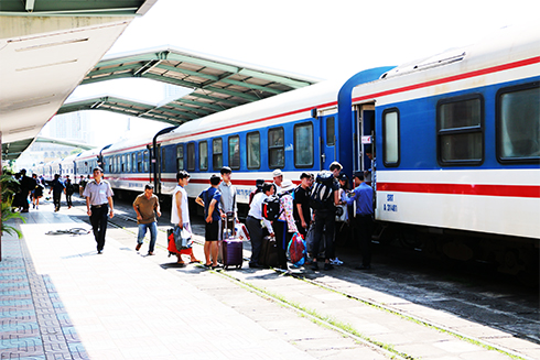 Hành khách đi tàu tại ga Nha Trang.