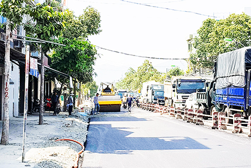 Hiện nay, các phương tiện vẫn phải lưu thông một làn trên đường Lê Hồng Phong đoạn đầu đường Vân Đồn đi Bình Tân.