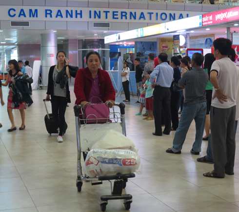 Hành khách tại sân bay Cam Ranh.