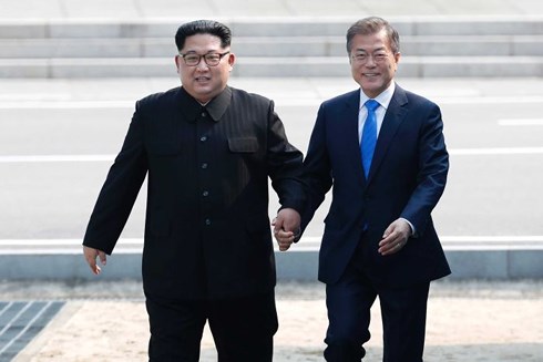 Cuộc gặp thượng đỉnh giữa nhà lãnh đạo Triều Tiên Kim Jong-un và Tổng thống Hàn Quốc Moon Jae-in ngày 27/4 được truyền thông hai bên đánh giá 