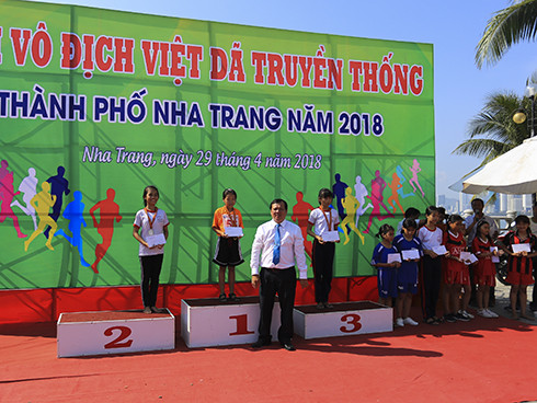 Ban tổ chức trao huy chương, giải thưởng cho các vận động viên đạt thành tích.