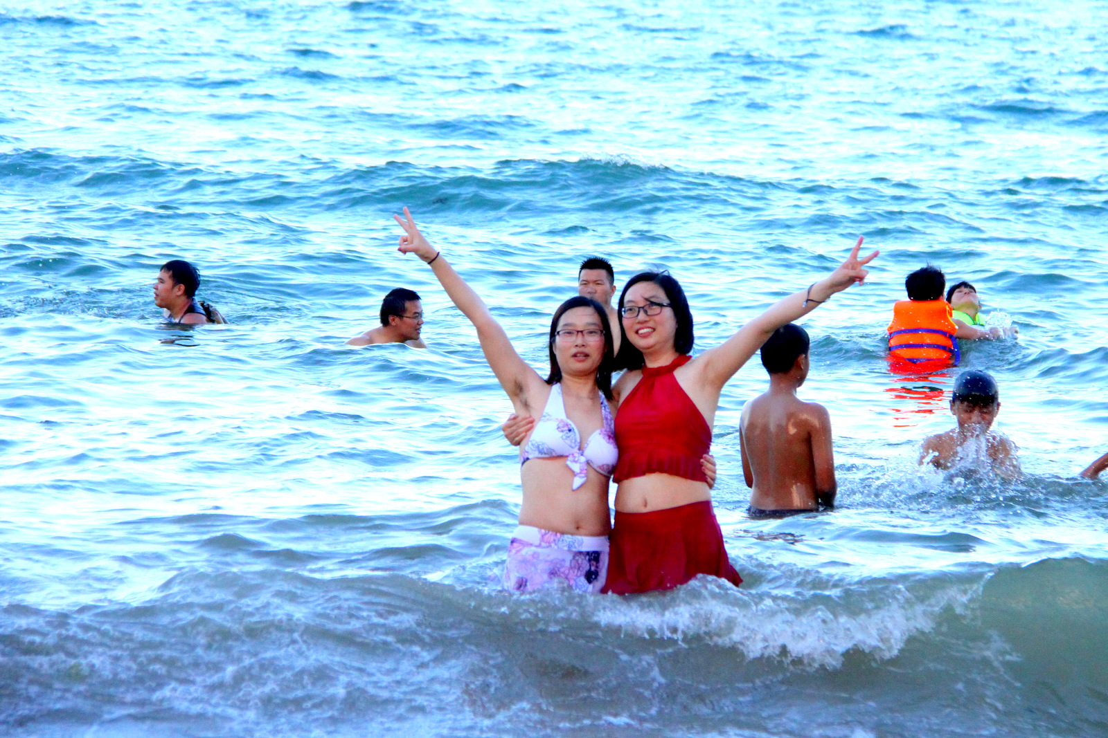 Du khách hào hứng khi được ngâm mình trong làn nước mát của biển Nha Trang