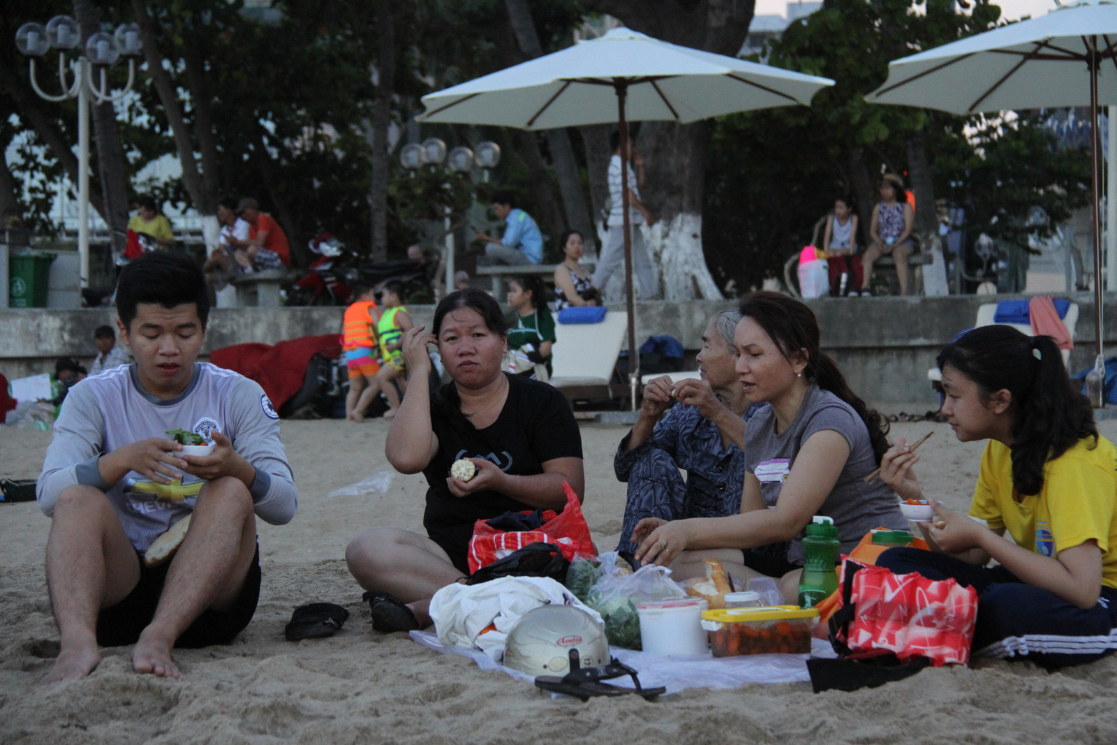 Nhiều du khách tổ chức ăn uống ngay trên bãi biển