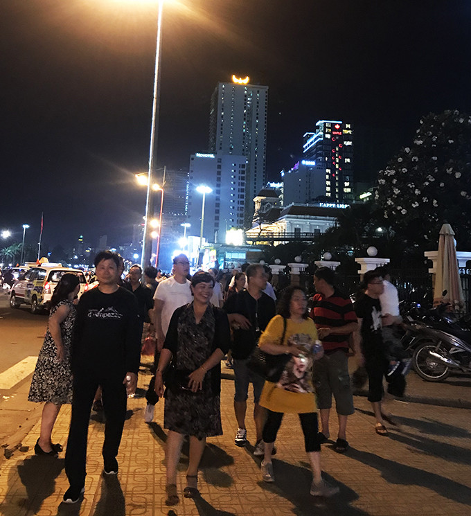 Du khách tấp nập trên đường phố Nha Trang tối 30-4.