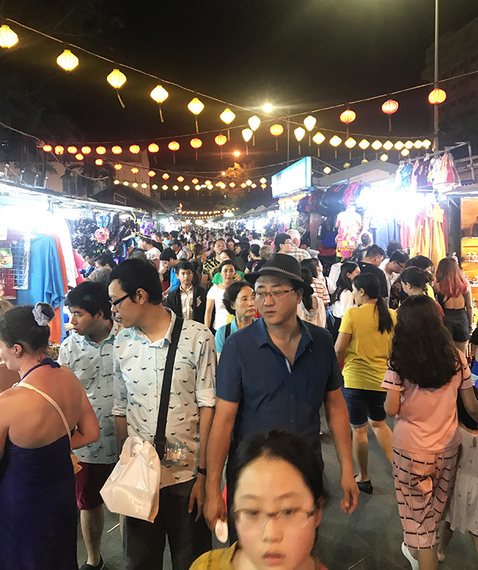 Du khách mua sắm đông đúc tại chợ đêm.
