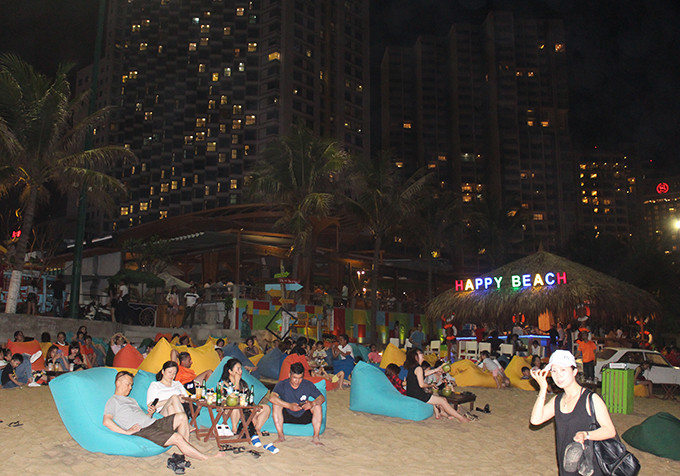 Happy Beach, điểm đến mới ở Nha Trang đầy khách vào tối 30-4,