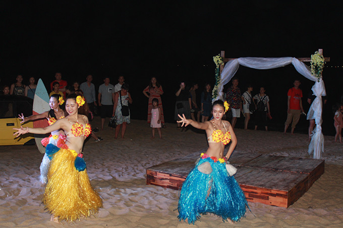 Dịp này, Happy Beach cũng tổ chức biểu diễn nhiều tiết mục giải trí phục vụ khách.