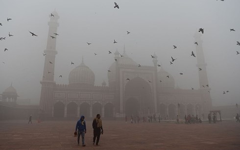 Riêng thủ đô New Delhi của Ấn Độ phải đối mặt với tình trạng ô nhiễm không khí nghiêm trọng, với nhiều khu vực bị bao phủ trong khói mù dày đặc.