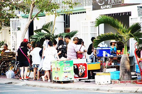 Người nước ngoài thuê nhà sinh sống, mua sắm trong Khu đô thị mới Phước Long.  