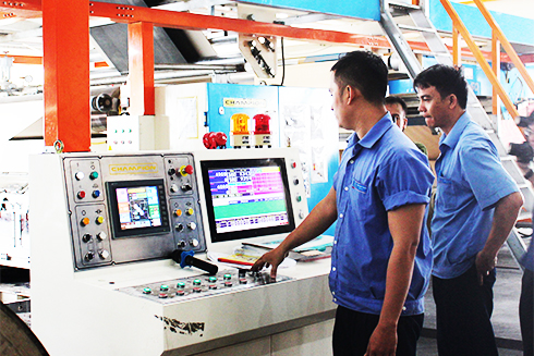 Công nhân Công ty Cổ phần Đông Á làm việc trong Cụm công nghiệp Đắc Lộc.