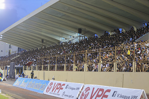 Các khán đài A sân vận động 19-8 Nha Trang đông nghịt khán giả.