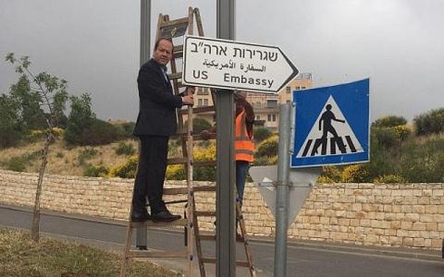 Thị trưởng Jerusalem Nir Barkat đích thân đặt tấm biển chỉ đường tới ĐSQ Mỹ. Ảnh: Reuters.