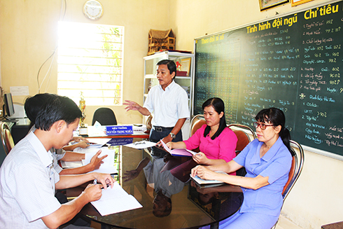 Thầy Nguyễn Trọng Nghĩa hội ý nghiệp vụ với các giáo viên trong trường.