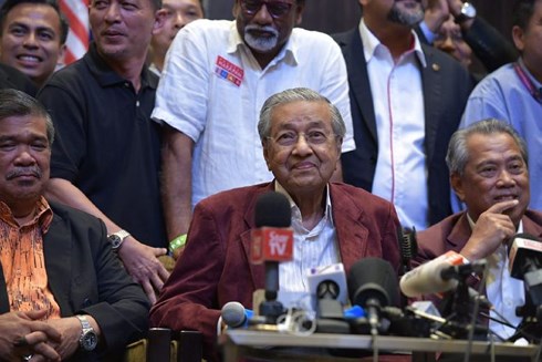 Ngay sau khi kết quả được Uỷ ban Bầu cử Malaysia xác nhận, cựu Thủ tướng Mahathir Mohamad đã tổ chức họp báo và tuyên bố thắng lợi.