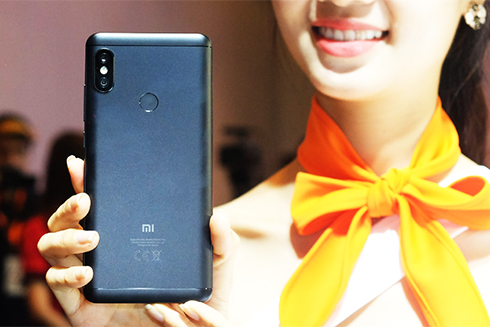 Xiaomi Redmi Note 5 gây ấn tượng mạnh nhờ thiết kế bắt. Đây là mẫu smartphone đầu tiên sở hữu chip Snapdragon 636. 