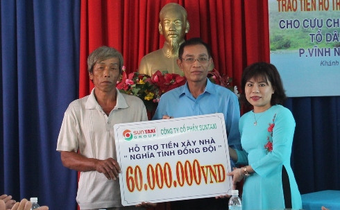 Đại diện Sun Taxi Group (bên phải) trao tiền hỗ trợ cho ông Nguyễn Rem (bên trái).