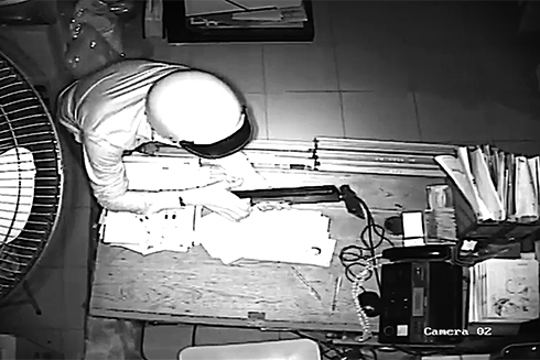 Camera an ninh ghi lại hình ảnh kẻ gian đột nhập  tiệm gạch men, gây ra vụ trộm.