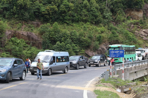 Chiếc xe bị lật khi gần tới cầu Gộp Dài trên đèo Khánh Lê.