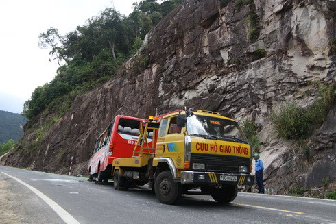Xe cứu hộ kéo ô tô bị nạn về Công an huyện Khánh Vĩnh.