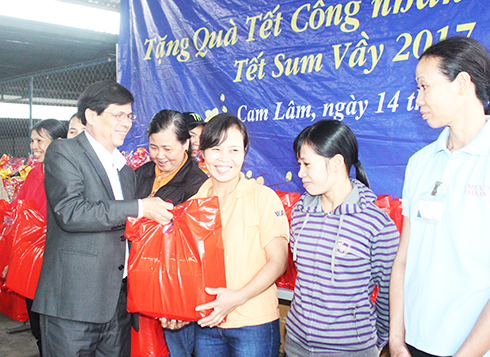 Đồng chí Nguyễn Tấn Tuân - Phó Bí thư Thường trực Tỉnh ủy, Chủ tịch HĐND tỉnh trao quà công đoàn cho công nhân.