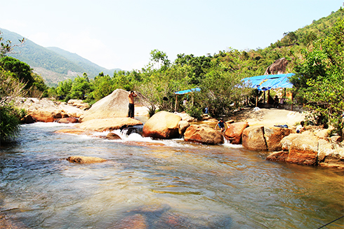 Người dân Vạn Ninh tìm về suối Hóc Chim (xã Vạn Phú) để tránh nóng.