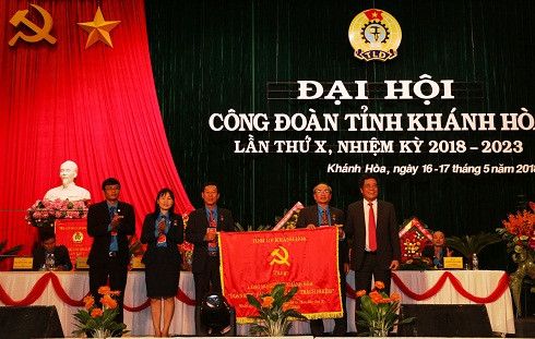 Ông Lê Thanh Quang trao tặng bước trướng cho Đại hội Công đoàn tỉnh lần thứ X.
