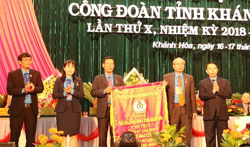 Tổng LĐLĐ Việt Nam tặng bước trướng cho đại hội.