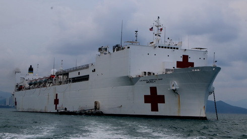 Tàu Mercy neo tại vịnh Nha Trang.