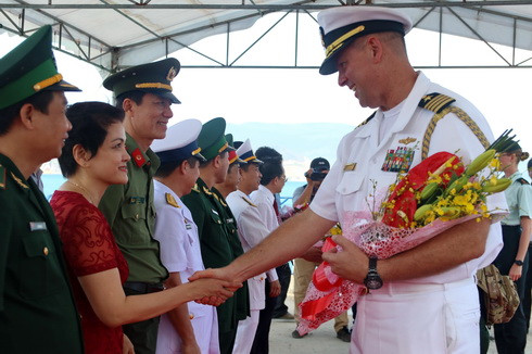 Đón thủy thủ đoàn tại cầu cảng Nha Trang có lãnh đạo các sở, ngành địa phương.