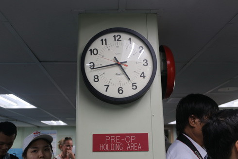 Đồng hồ trên tàu được đặt theo múi giờ Hà Nội.