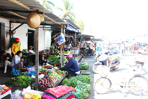 Chợ Ba Làng là chợ tự phát, chủ yếu buôn bán dọc đường Ba Làng.