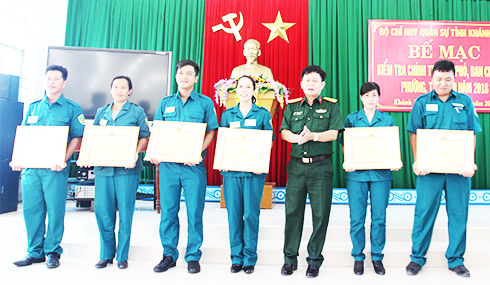  Đại tá Lê Văn Chín trao giấy khen cho các thí sinh đạt giải nhất, nhì, ba.