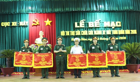 Trung tướng Nguyễn Hữu Chính trao cờ cho các tập thể đạt giải nhất toàn đoàn.