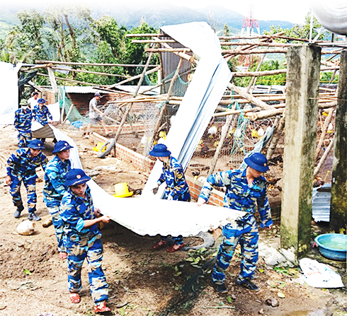 Lữ đoàn 189 HQ giúp dân khắc phục hậu quả bão số 12 năm 2017.