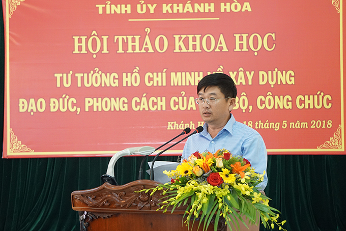 Ông Lê Hoàng Triều - Phó Tổng Biên tập Báo Khánh Hòa trình bày tham luận tại hội thảo