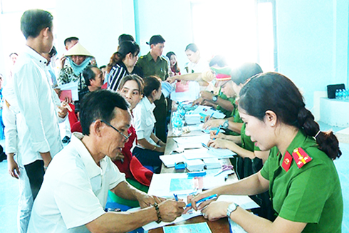 Đội Cảnh sát quản lý hành chính Công an TP. Cam Ranh làm chứng minh nhân dân lưu động  cho người dân xã đảo Cam Bình.