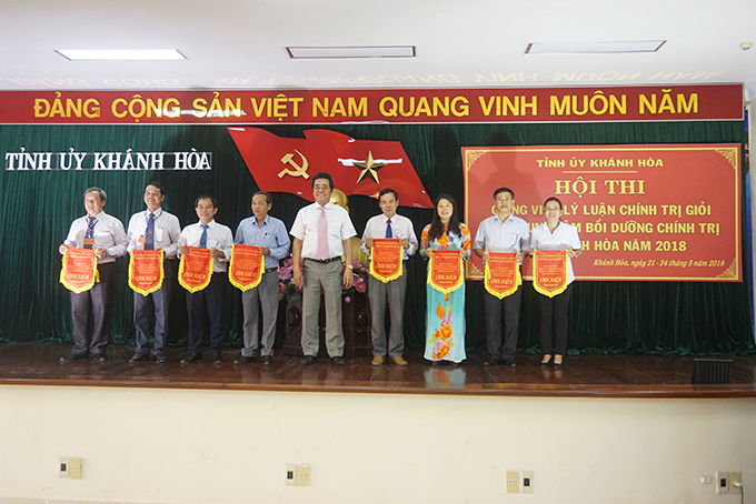 Ông Lê Thanh Quang trao cờ lưu niệm cho các đơn vị.