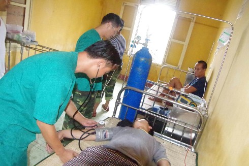 Bác sĩ đảo Phan Vinh cấp cứu cho bệnh nhân Minh.