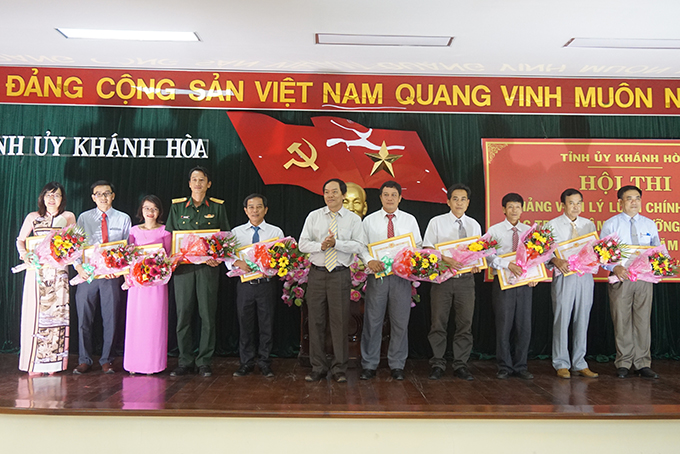 Ông Trần Văn Thắng - Phó Trưởng ban Thường trực Ban Tuyên giáo Tỉnh ủy trao giấy chứng nhận cho thí sinh.