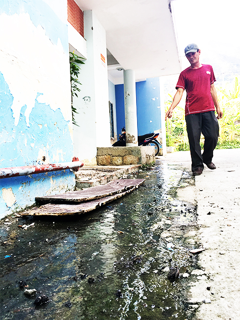 zzNước thải tràn ngược lên mặt đất gây ô nhiễm chung cư Bình Phú