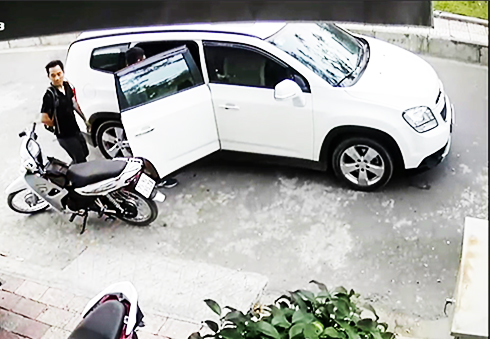 Hình ảnh camera an ninh ghi lại, nhóm người truy sát  ông Tuấn đã đi trên xe ô tô 7 chỗ, màu trắng. 
