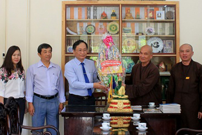 Ông Nguyễn Đắc Tài tặng quà cho Ban Trị sự Giáo hội Phật giáo Việt Nam tỉnh.