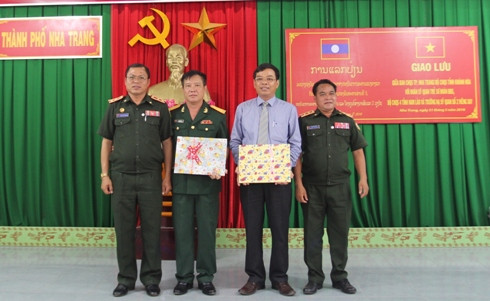 Lãnh đạo đoàn sĩ quan Lào tặng quà lưu niệm cho lãnh đạo UBND và Ban CHQS TP. Nha Trang.