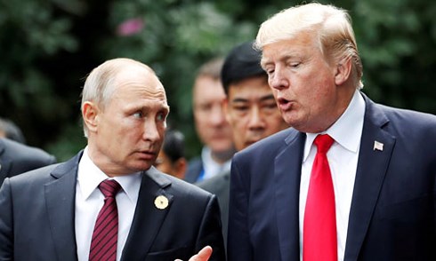 Tổng thống Mỹ Donald Trump và Tổng thống Nga Vladimir Putin trò chuyện tại Hội nghị Cấp cao APEC tổ chức ở Đà Nẵng, Việt Nam vào tháng 11/2017. Ảnh: Reuters
