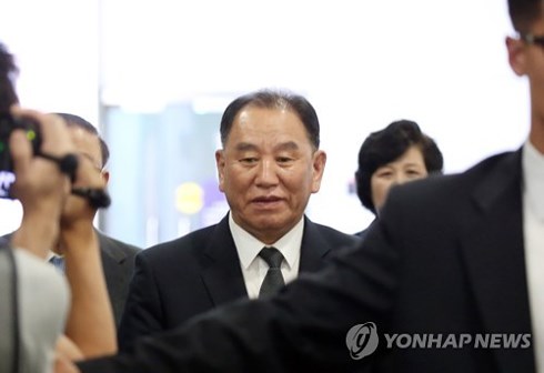 Ông Kim Yong-chol có mặt tại sân bay Bắc Kinh để bay về Bình Nhưỡng. Ảnh: Yonhap.