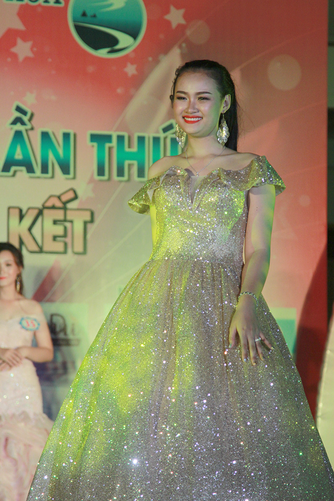Nguyễn Thị Cẩm Tiên tự tin trong phần trình diễn trang phục dạ hội. 