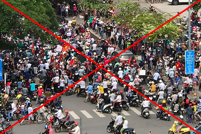Những người hiếu kỳ tụ tập làm ách tắc giao thông ở Ngã Sáu Lê Thánh Tôn, Nha Trang.